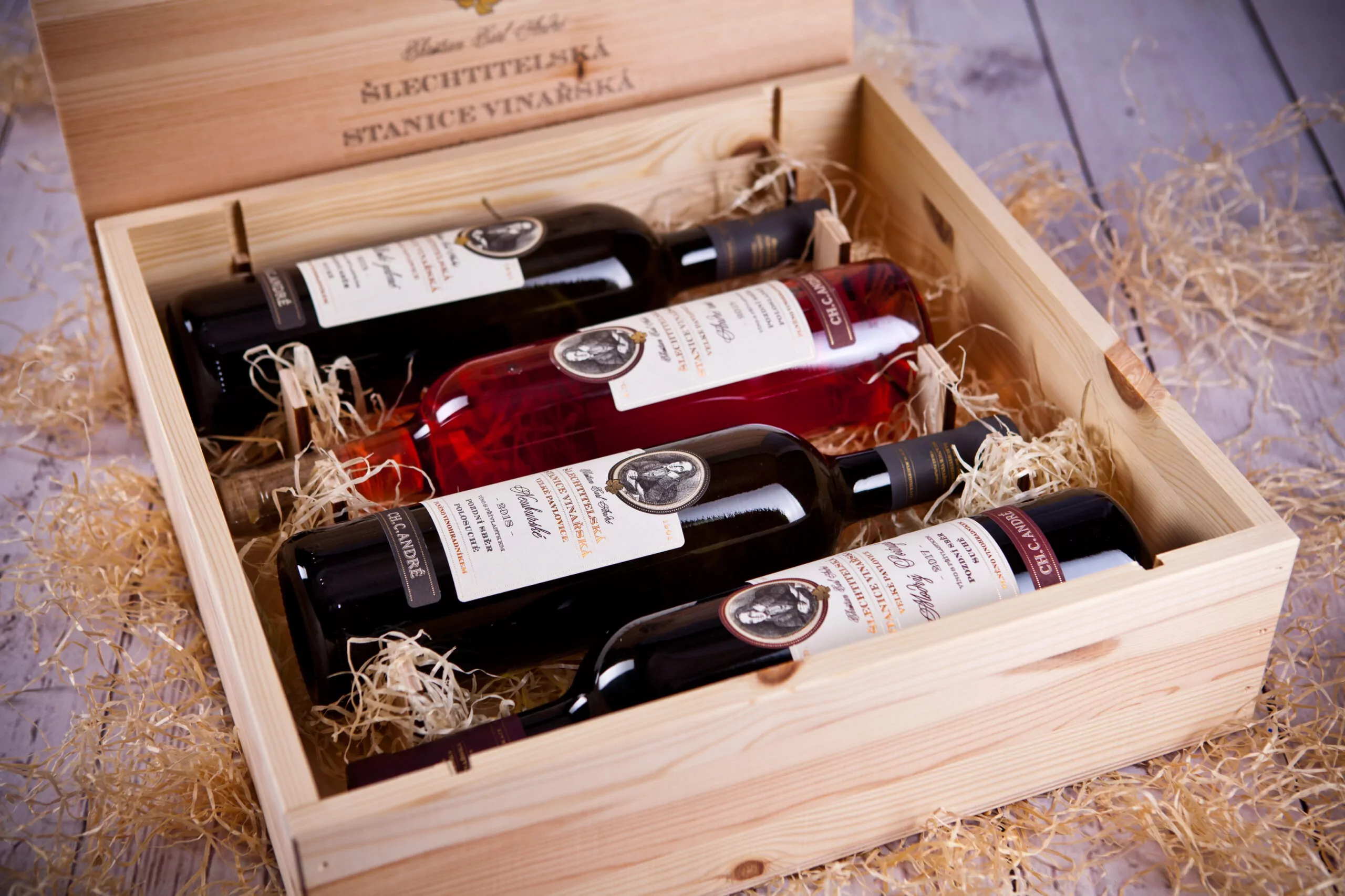dřevěná dárková krabička na 4 lahve Ch.c.andré